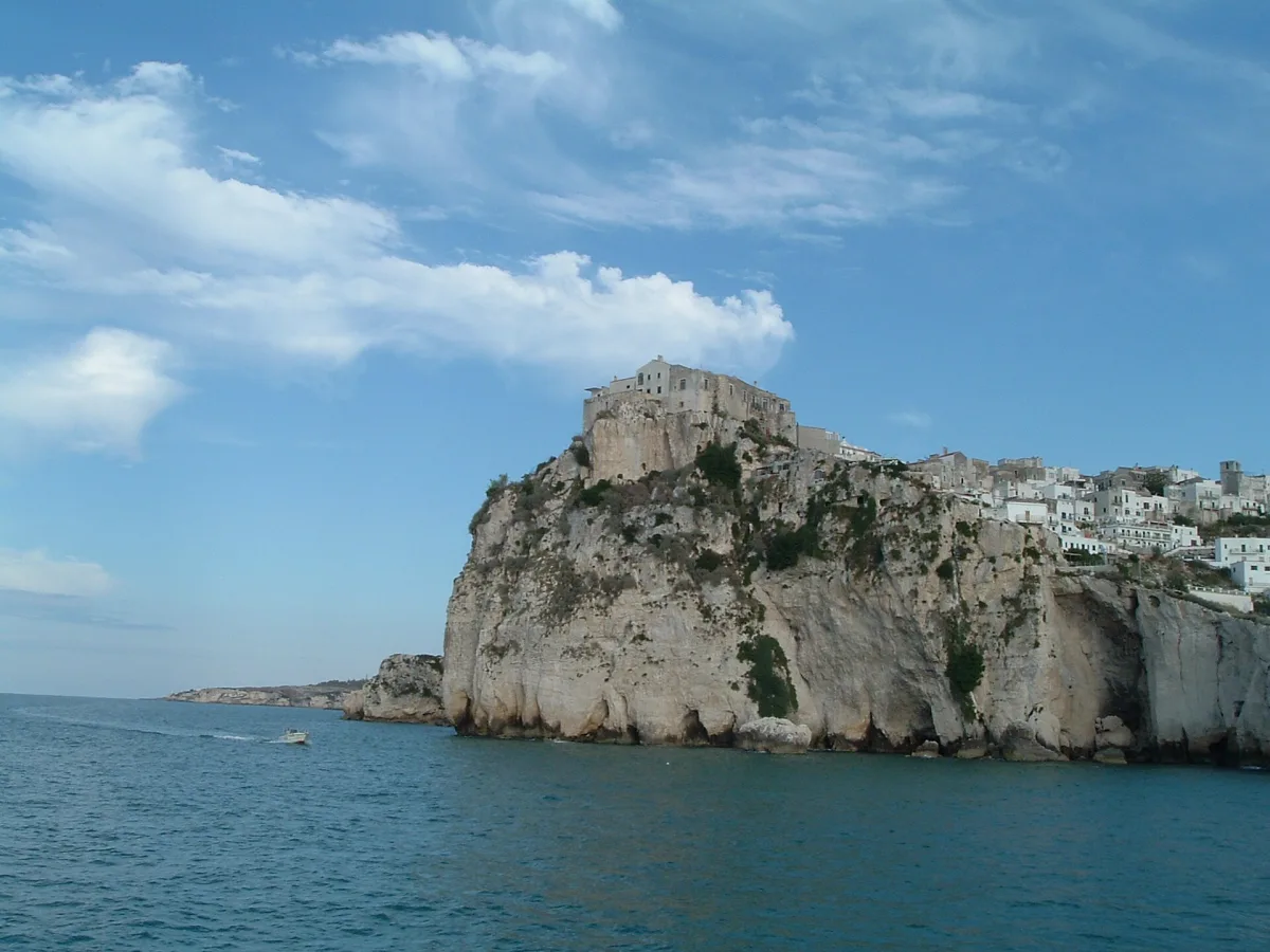 Visita al Castello Normanno di Peschici: storia e orari 2026